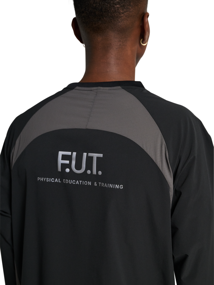 HALO DIVISION CREWNECK, BLACK, model