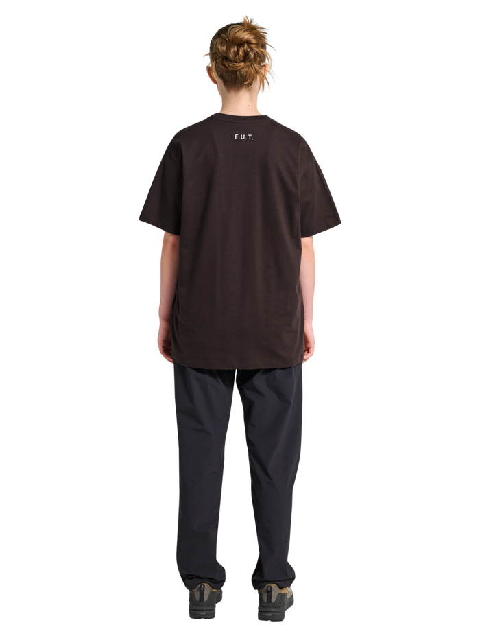 HALO ESSENTIAL T-SHIRT, CHOCOLATE TORTE, model