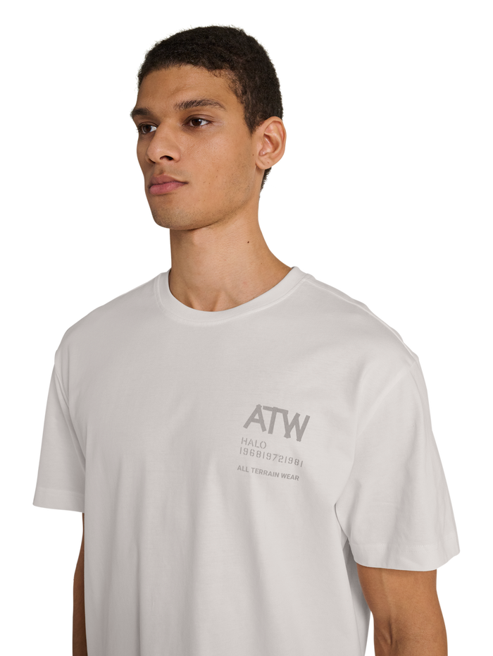 HALO GRAPHIC T-SHIRT, MARSHMALLOW/SILVER, model