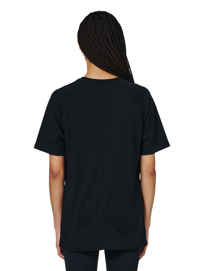 HALO SORONA T-SHIRT, BLACK, model