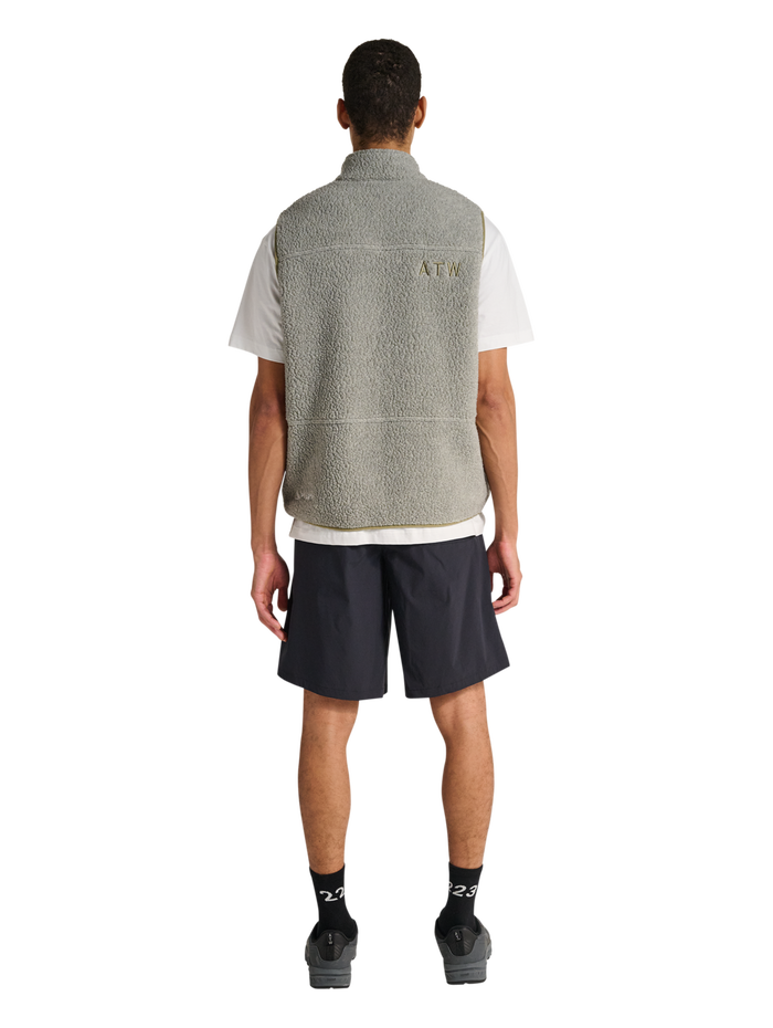 HALO MOVE POLARTEC FLEECE VEST, TURTLEDOVE, model