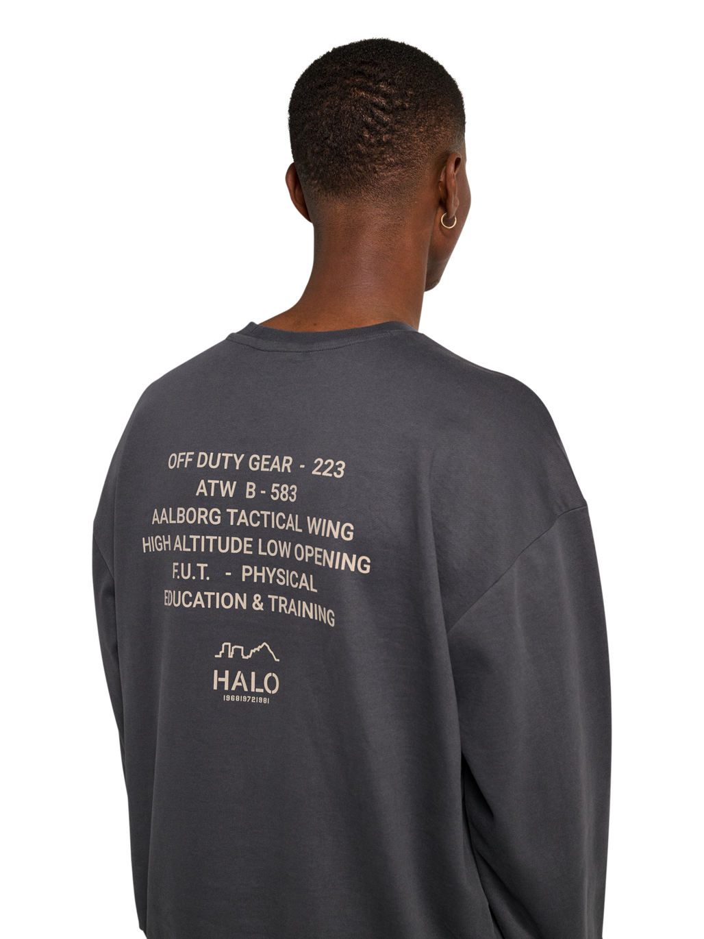 HALO GRAPHIC BOXY CREW, ASPHALT, model