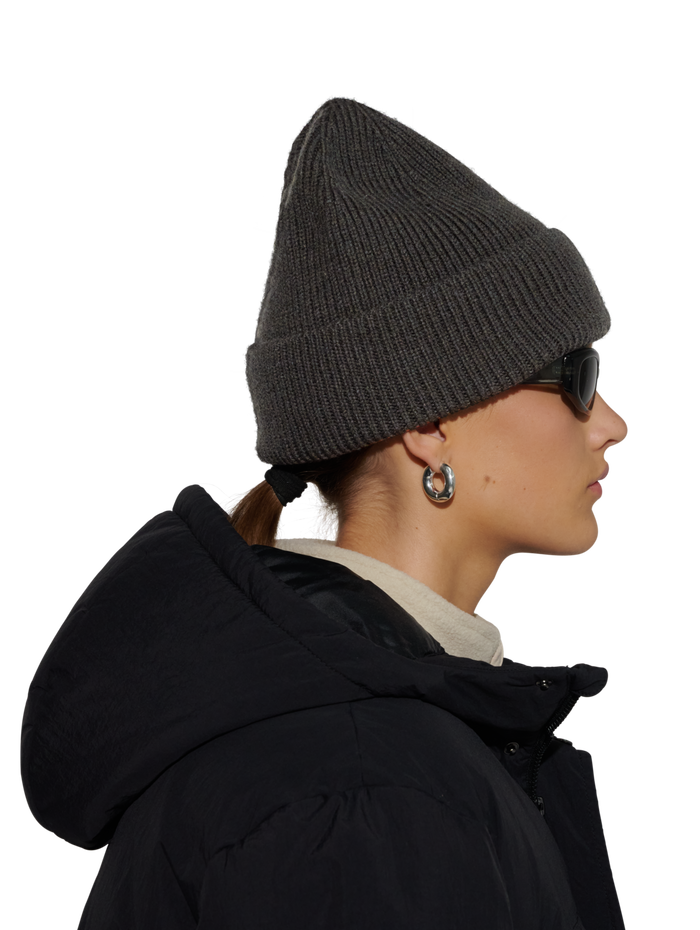 HALO WOOL MIX BEANIE, RAVEN, model
